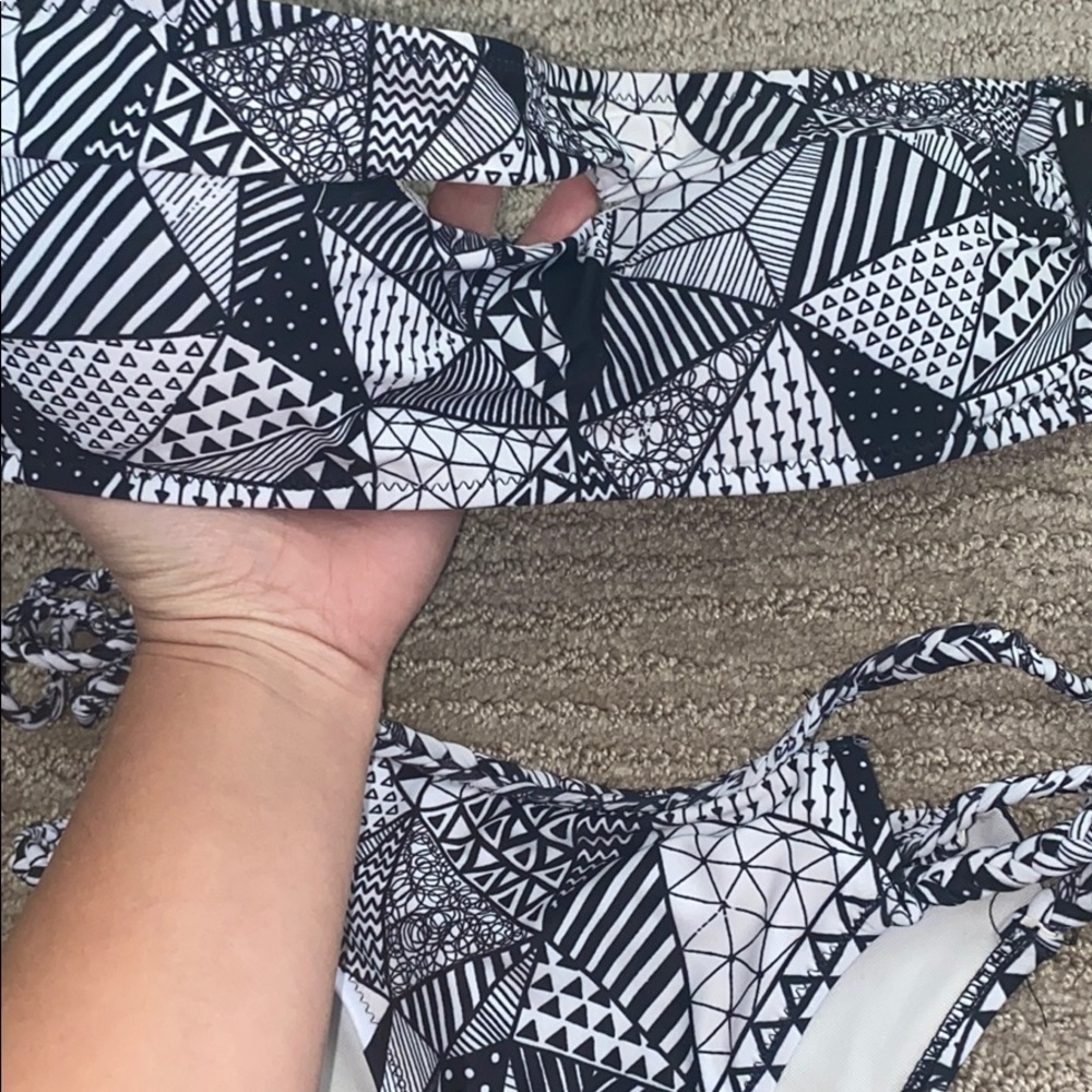 Black & white geometric bikini - Picture 2 of 4